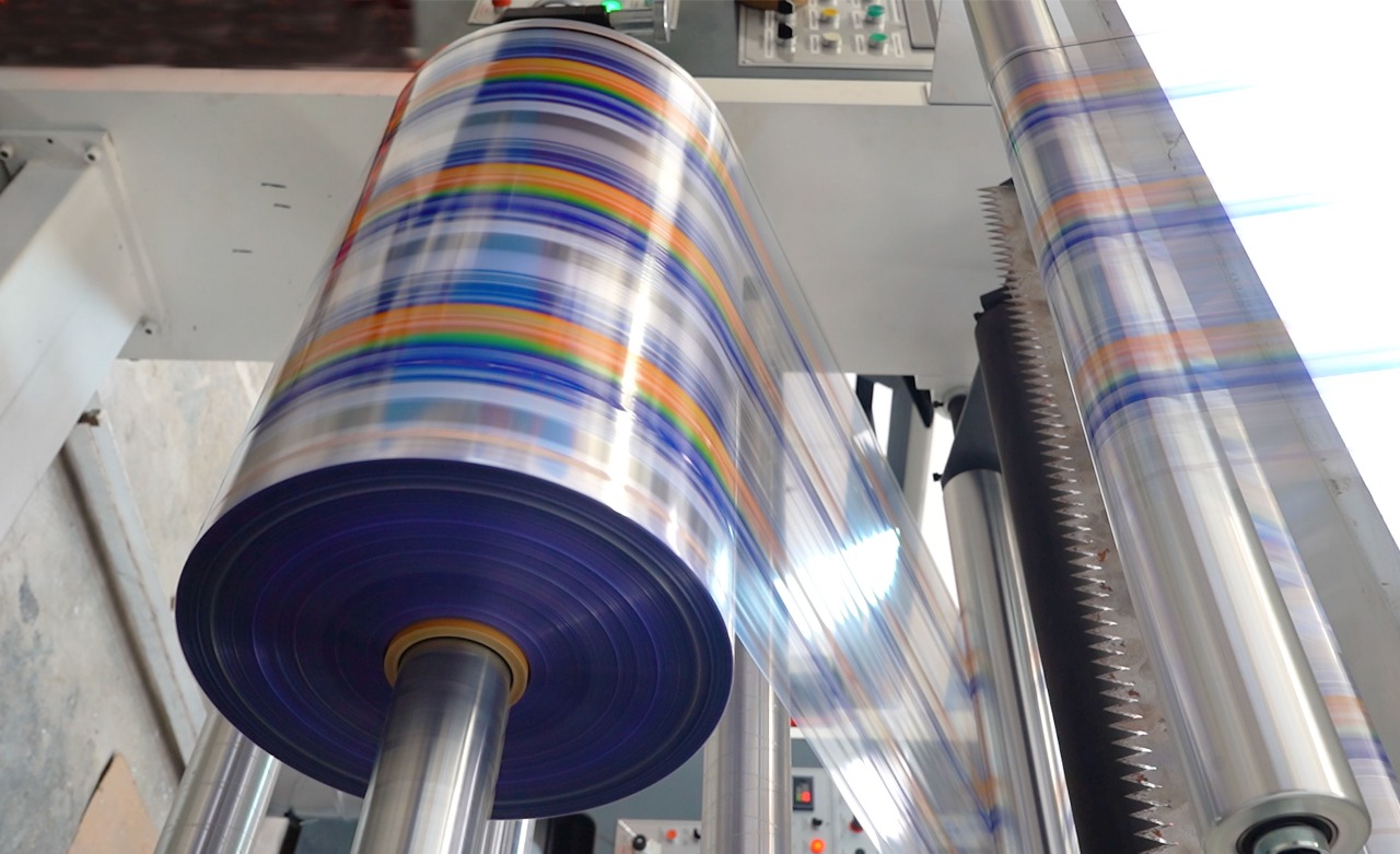 Bobina con impresi&oacute;n en color azul para empaque flexible